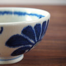 やちむん風デイゴの花茶碗お茶碗ちゃわんおちゃわん飯碗器青藍ブルー茶色ブラウンおしゃれオシャレ食洗機対応食器和食器業務用沖縄琉球デイゴ花かりゆし縁起物華やか賑やかインスタ映え美濃焼